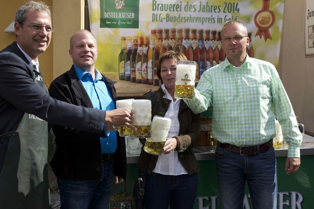 Erfolgreicher Bieranstich am Festsonntag, u.a. mit 1. Bürgermeister Thomas Zöller und Frau Sabine Bauer (Distelhäuser Brauerei)