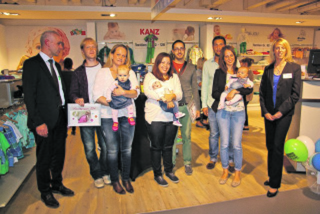 Stolze Eltern präsentierten ihre Wonneproppen: (v.l.n.r.) Leni Mikosch, Marisa Gravano und Marla Fries zusammen mit Herrn Lüder (links) vom Wohn-Center Spilger und Frau Fürst (rechts) vom news verlag.