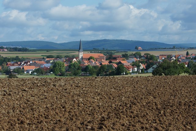 Spessart-Blick über Röllbach zur Wendelinuskapelle bei Mönchberg, links liegt Schmachtenberg.