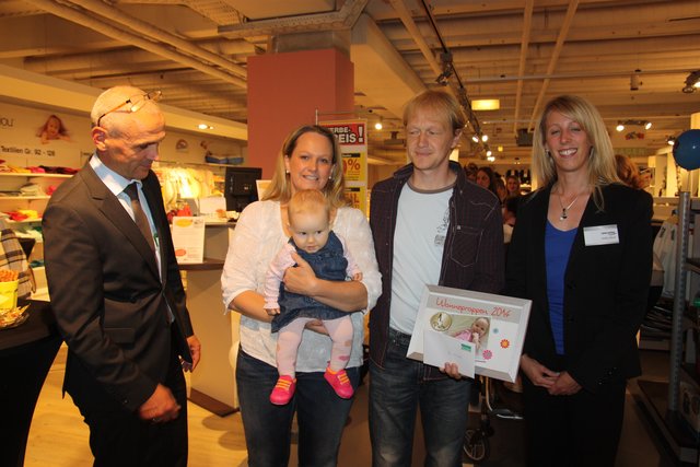 Herr Lüder vom Wohn-Center Spilger (li.) und Frau Fürst vom news verlag (re.) bei der Preisübergabe an die glücklichen Gewinner des Gewinnspiels Wonneproppen 2014. 1. Platz: Leni Mikosch mit ihren Eltern.