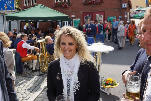 Bilderbuchwetter, Blasmusik, Bieranstich beim Bartholomäusmarkt im Luftkurort Mönchberg 2014.