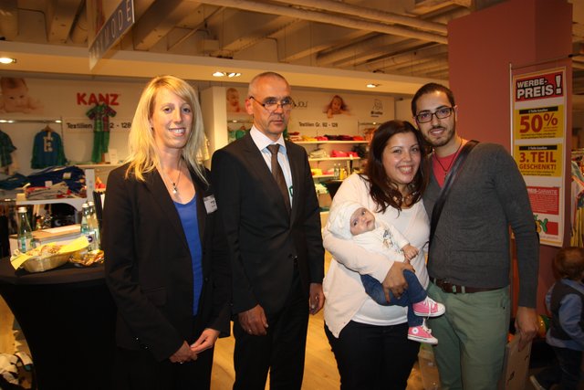 Frau Fürst vom news verlag und Herr Lüder vom Wohn-Center Spilger zusammen mit dem zweitplatzierten Wonneproppen 2014 Marisa Gravano und ihren Eltern.
