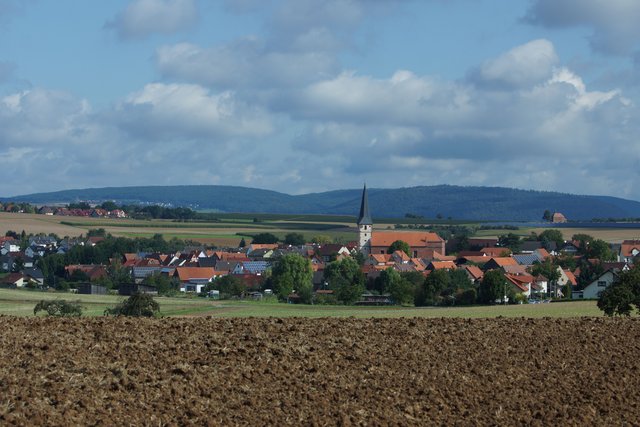 Spessart-Blick über Röllbach zur Wendelinuskapelle bei Mönchberg, links liegt Schmachtenberg.