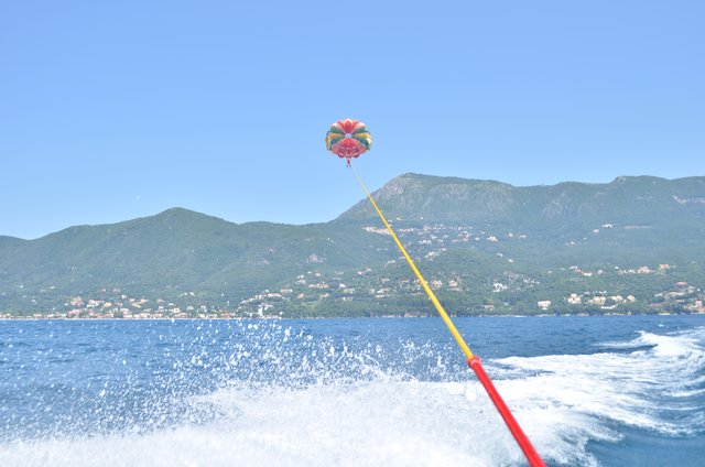 Paragliding überm Meer in Dassia/Korfu