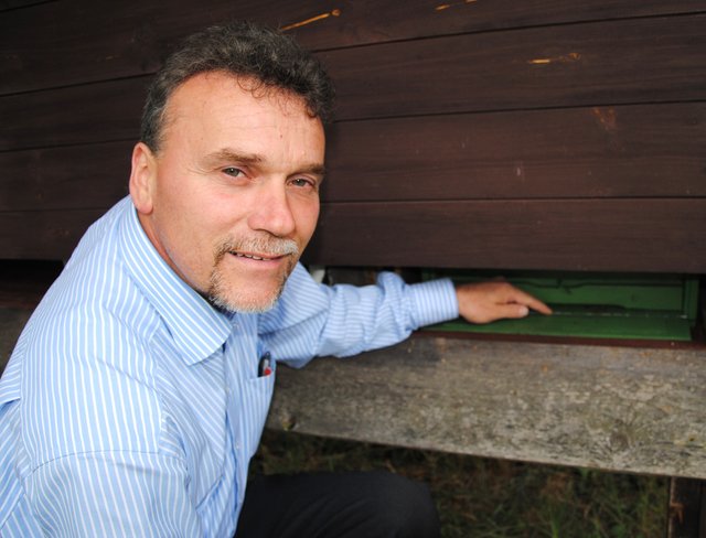 Matthias Meidel an einem seiner Bienenstöcke im heimischen Garten: „Schon seit Jahren wird züchterisch versucht zu erreichen,  dass sich die Bienen zum Beispiel durch verstärktes Putzen, selbst gegen die Milben wehren. Aber das ist natürlich ein langwieriger Prozess.“