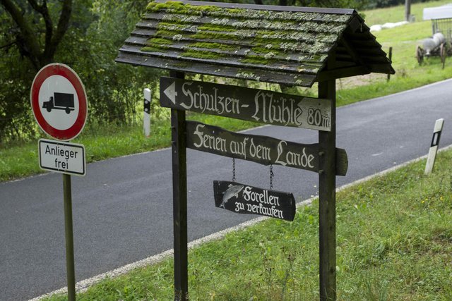 Hinweis auf die Schulzenmühle. Zuvor liegt die Lauersmühle.