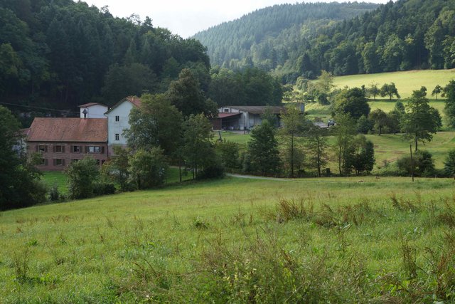 Die Spritzenmühle. Unweit hiervon ist die  Höhle "Schwarzer Stein" am Berghang versteckt.