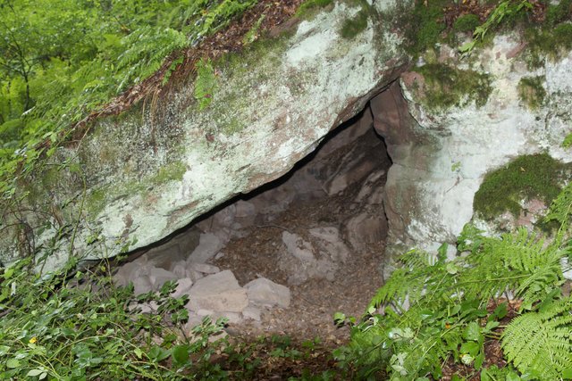 Die Höhle "Schwarzer Stein" mit Blick ins Innere.