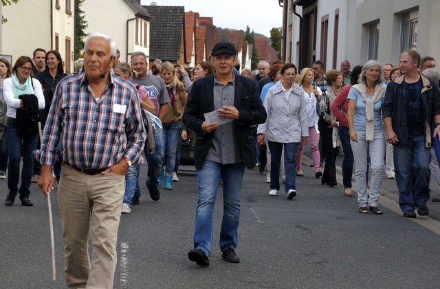 Forsch schreiten sie voran: Der Heimatforscher Leo Markert und der Schauspieler, Regisseur und Autor Kurt Speilmann (von links).