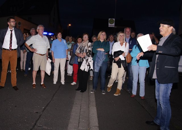 Auf der letzten Etappe der theatralischen Wanderung ist es bereits dunkel.