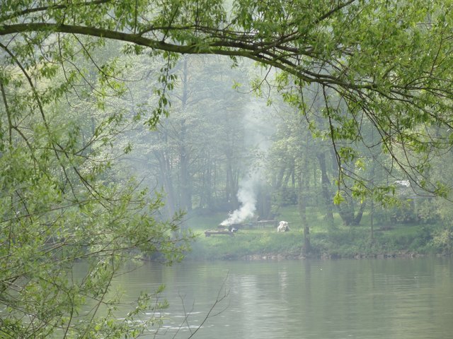 Lagerfeuer mit Westernflair am Mainufer