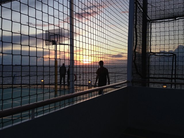 Sonnenuntergang auf dem Sportdeck (Aida)