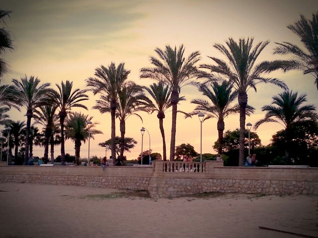 Dieses Bild entstand in Barcelona am Abend. es soll einen schönen Sommer Sonnenuntergang darstellen.