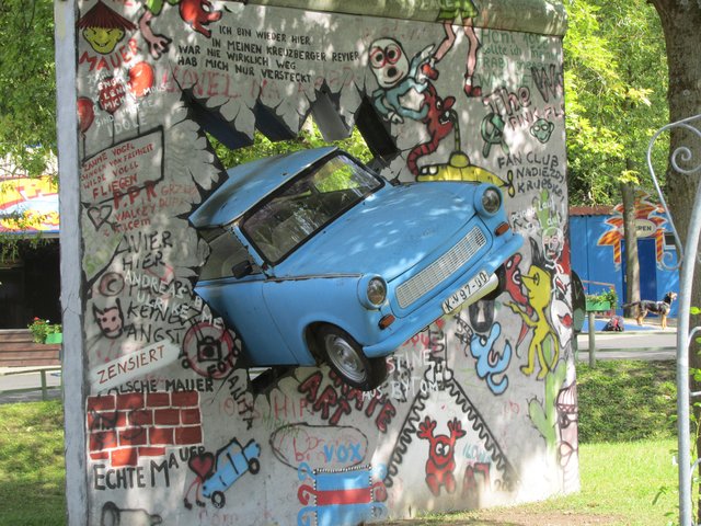 Trabbi in Mauer