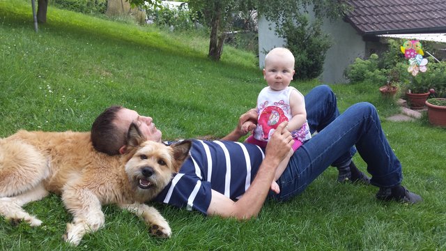 Mit Opa im Garten Relaxen