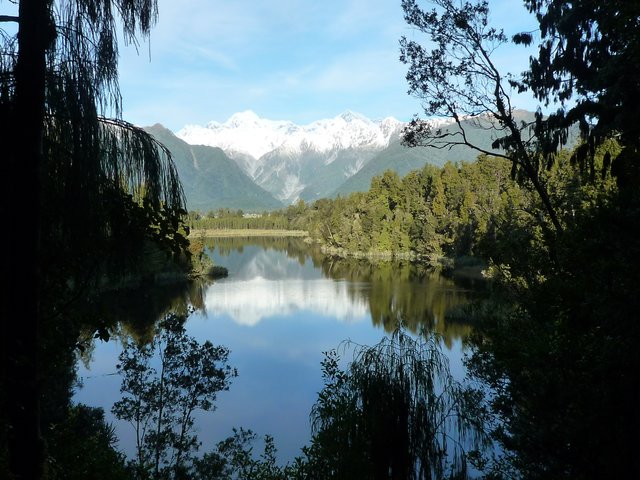 Lake Matheson, Neuseeland (Spiegelung der beiden höchsten Berge des Landes, Mt. Cook und Mt. Aoraki auf der Wasseroberfläche)