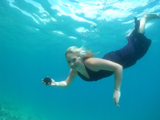 Kroatien! :) Kleid an, Augen auf, Seeigel in die Hand und los geht's! Unterwasserfotoshooting mit Papa! Das ist mein schönstes Sommerfoto :) Ich hoffe es gefällt euch