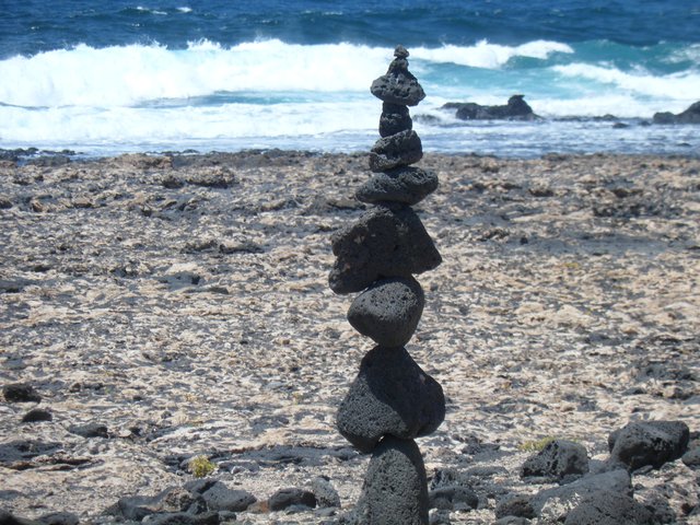 Steinchentürmchen vorm Meer auf Fuerteventura, Juni 2014