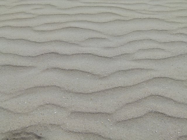 Wellen im Sand