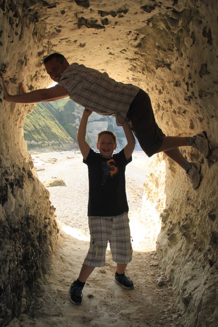 Beim Wandern in Etretat an der Alabasterküse trägt Noah spielend leicht seinen Papa auf Händen.