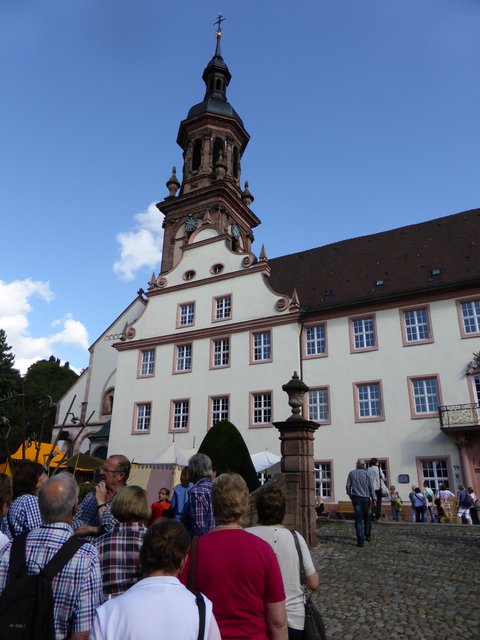 Bei der Stadtführung vor der Klosteranlage
