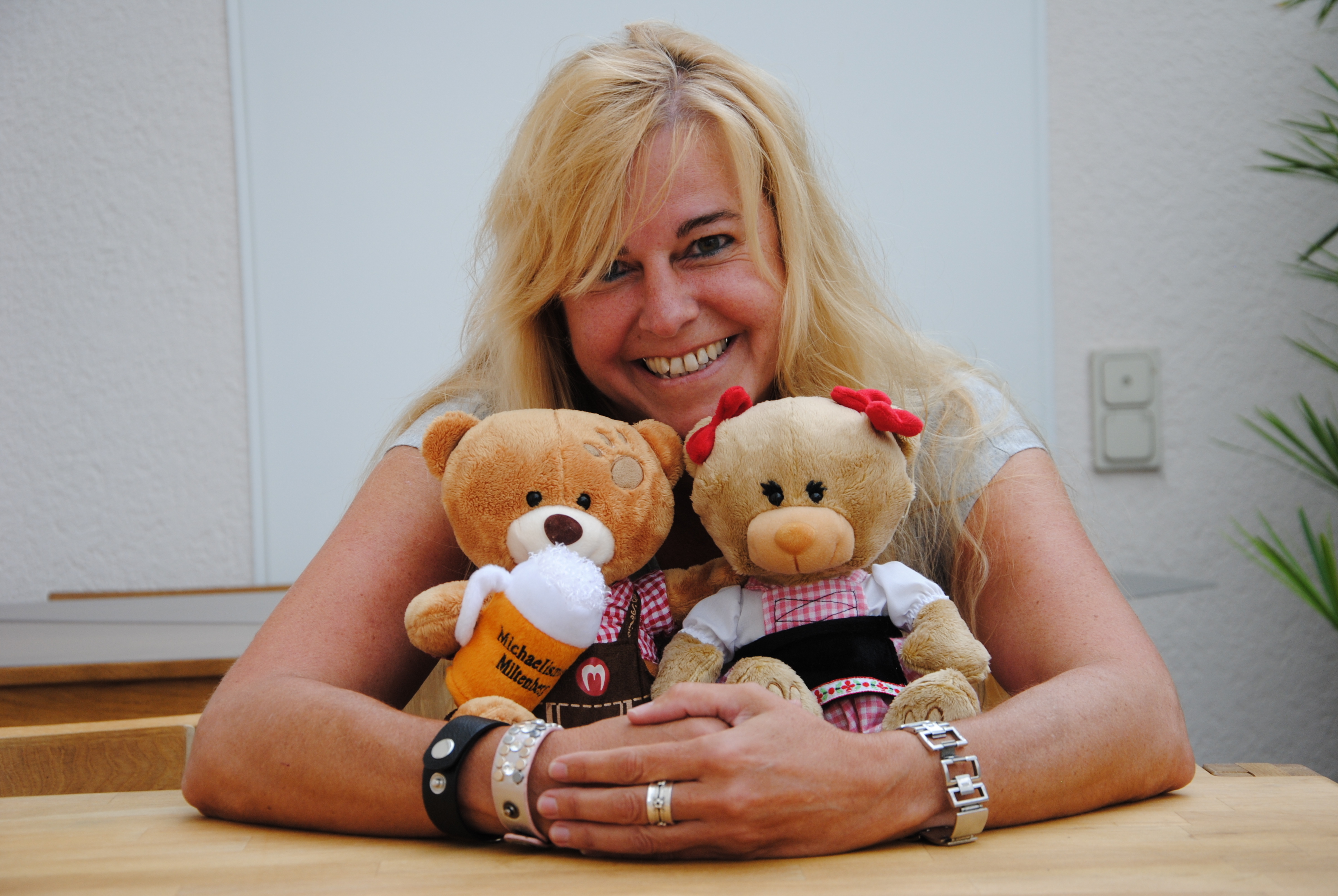 Jutta Schwarz, Werbeberaterin im news verlag, freut sich mit dem Bärenpärchen.