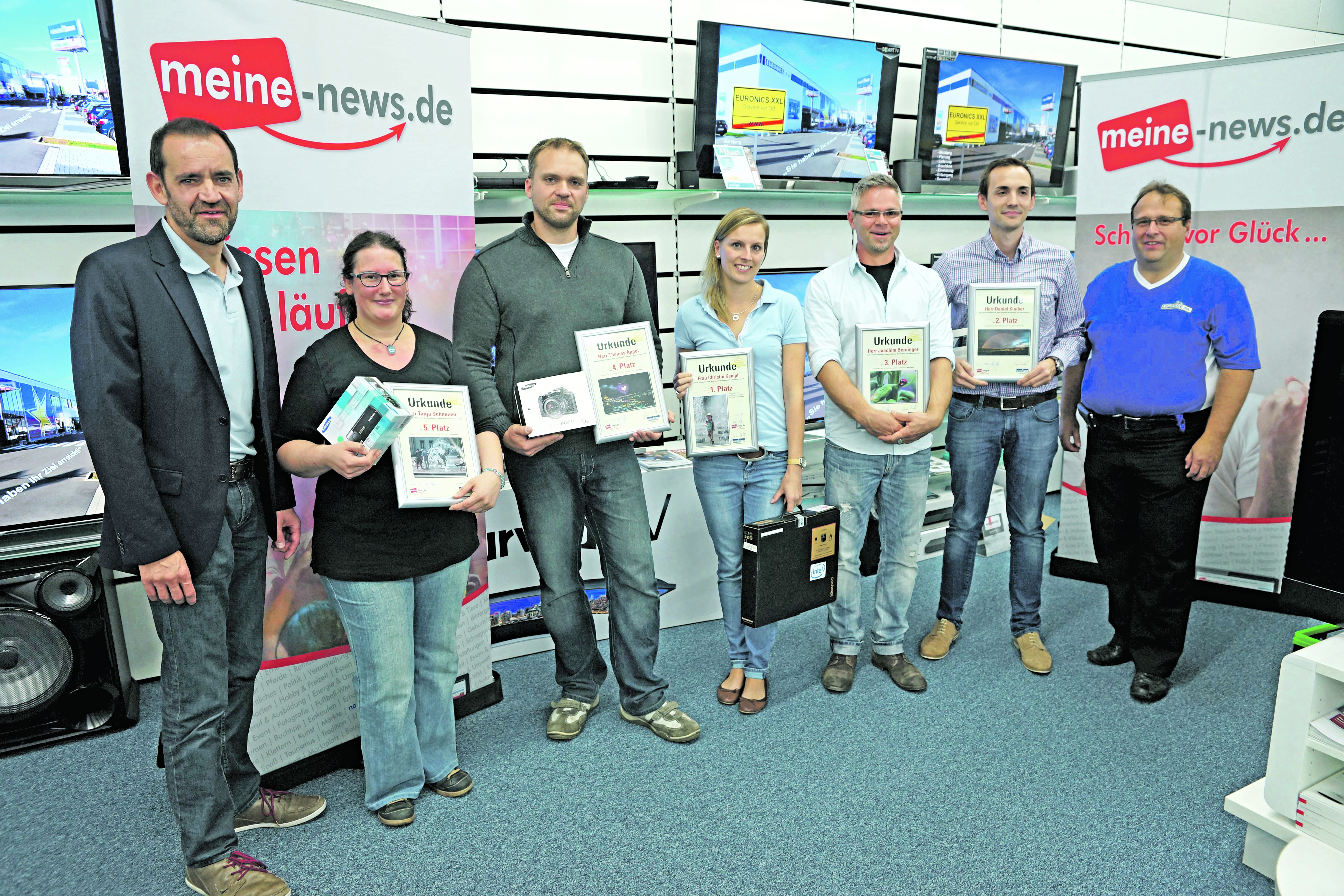Die Sieger des Fotowettbewerbs „Mein schönstes Sommerbild“ bei der Gewinnübergabe bei Euronics XXL in Kleinheubach: (von links) Manfred Scheurich (Produktionsleiter news verlag), Tanja Schneider (5. Platz), Thomas Appel (4. Platz), Christin Kempf (1. Platz), Joachim Berninger
(3. Platz), Daniel Klaiber
(2. Platz) und Jürgen Dietrich (Geschäftsführer Euronics XXL).