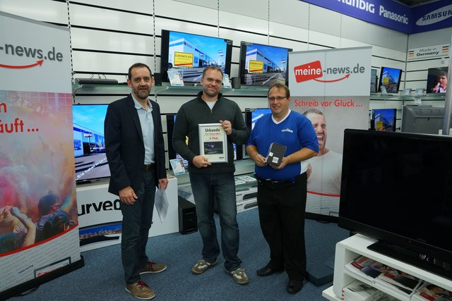 (von links) Manfred Scheurich (Produktionsleiter news verlag), Thomas Appel (4. Platz) und Jürgen Dietrich (Geschäftsführer Euronics XXL)