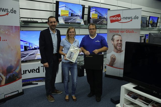 (von links) Manfred Scheurich (Produktionsleiter news verlag), Christin Kempf (1. Platz) und Jürgen Dietrich (Geschäftsführer Euronics XXL)
