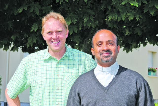Pater Richard aus Indien (links) und Pastoralreferent Holger Oberle-Wiesli aus Elsenfeld schätzen die gemeinsame Zeit während der Urlaubszeitvertretung von Pfarrer Dr. Skolucki. | Foto: Andrea Kaller-Fichtmüller