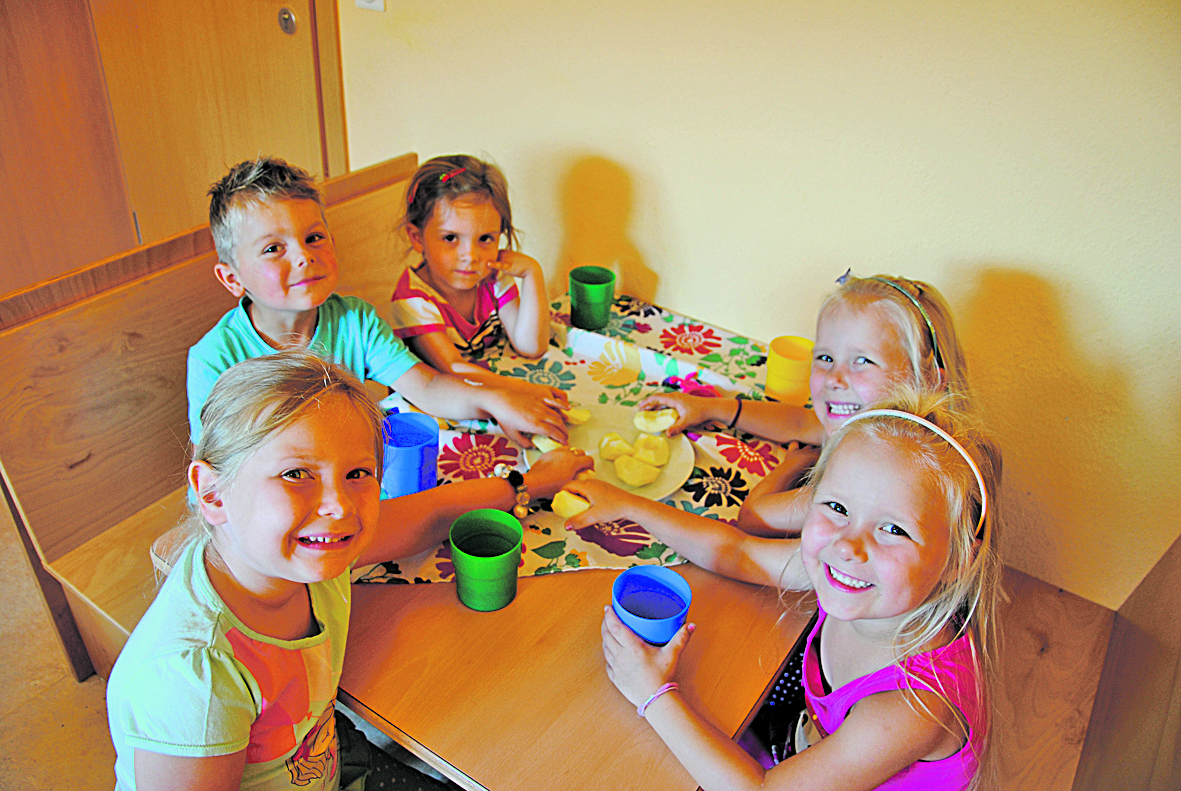 Auf den täglichen Rohkostteller sind die Kinder des Kindergartens St. Marien in Großwallstadt ganz versessen.