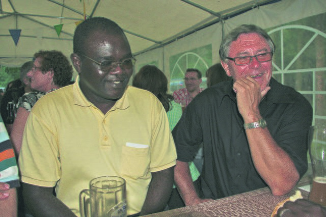 Professor Emmanuel Lemana aus Kamerun (links) war insgesamt fünfmal als Urlaubszeitvertretung in Kleinwallstadt. Rechts Egon Lott, Vorsitzender des Kindergarten-trägervereins. | Foto: privat