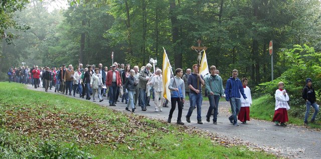 Begleitet von Kaplan Stephen und Gemeindereferentin Maria Krines wurden die Texte und Gebete von Vertetern der Pfarrgemeinden vorgetragen.