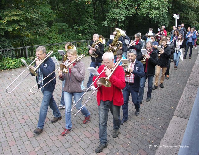 Nach einem kurzen Gebet im Franziskusgarten zogen wir mit dem Lied "Großer Gott wir loben dich" in die Kirche ein.