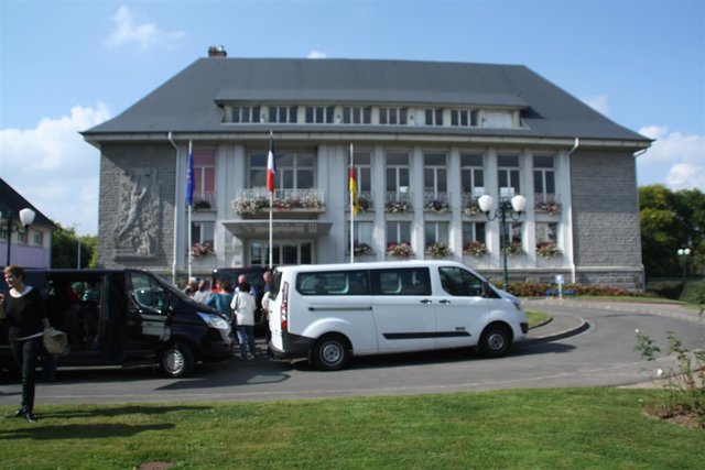 Ankunft am Rathaus in Conde sur Noireau