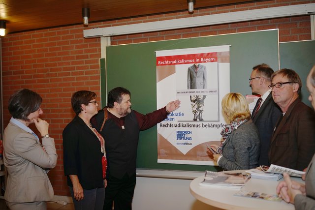 Eine Ausstellung in der Staatlichen Berufsschule Miltenberg und später in der Staatlichen Berufsschule in Obernburg beschäftigt sich mit Formen und Folgen des Rechtsradikalismus in Bayern.