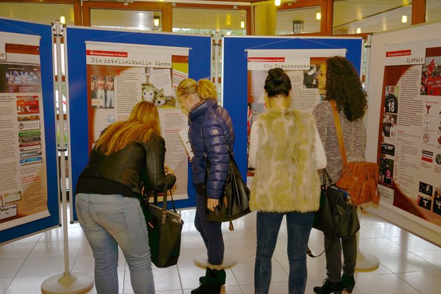 Vom 13. Oktober bis 24. Oktober 2014  läuft die sehenswerte Ausstellung in der Staatlichen Berufsschule Miltenberg zum Thema „Demokratie stärken – Rechts-Radikalismus bekämpfen“.