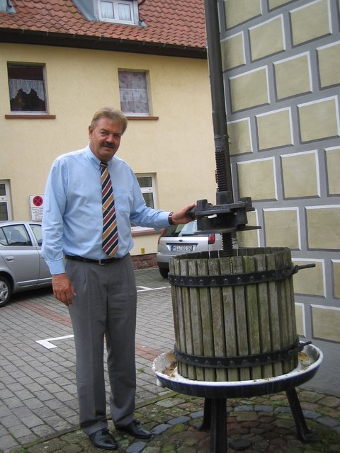 Großheubachs Bürgermeister und 1. Vorsitzender des Obst-Kulturparks Bayerischer Untermain, Günther Oettinger zeigt eine alte Saftpresse
