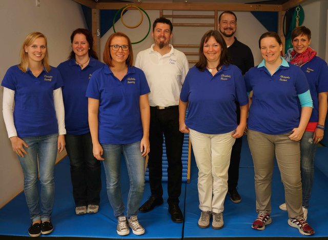 "Wir geben  unseren Patienten gezielte Anleitung im häuslichen, schulischen und beruflichen Alltag und bieten Anleitung zum Selbsttraining!“. Dies berichtete  Bernd Fäth (Vierter von links), hier mit seinen Mitarbeitern,  bei der Ergotherapie-Praxiseröffnung in Kleinheubach.