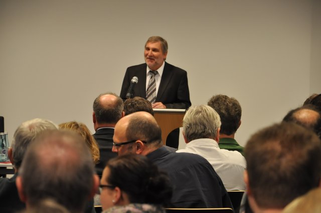Der Chef der Agentur für Arbeit Harald Maidhof begrüßt die zahlreichen Gäste