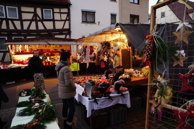 Am Sonntag, dem 23. November 2014, herrschte reges Treiben zwischen Hauptstraße und "Altem Schulhof".  Präsentiert wurden Adventsschmuck, Bekleidung, Geschenkartikel und vieles mehr.