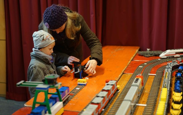 Besondere Attraktionen waren eine aufgebaute Lego-Eisenbahn-Anlage, eine Krippen-Ausstellung, der traditionelle  Bücherflohmarkt sowie ein Spielwaren-Secondhand-Angebot.