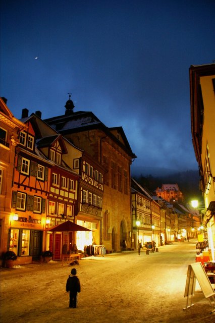 "Kleiner Mann" unterwegs in Miltenbergs winterlicher Fußgängerzone.  - Eine für einen Vater spannende Geschichte endete mit einem Happy End. Vater und Sohn waren in der Altstadt unterwegs. Kurz nach 18 Uhr schlossen die Läden und Geschäfte. Schlagarig leerte sich die Fußgängerzone. Grund genug, das eine oder andere Motiv schnell noch zu festzuhalten. Plötzlich war der Sohneman verschwunden.  Angst und Beklemmung beim Vater.  Doch der Sohn war verschwunden. Bange Minuten vergingen. Die Suche war nicht vom Er