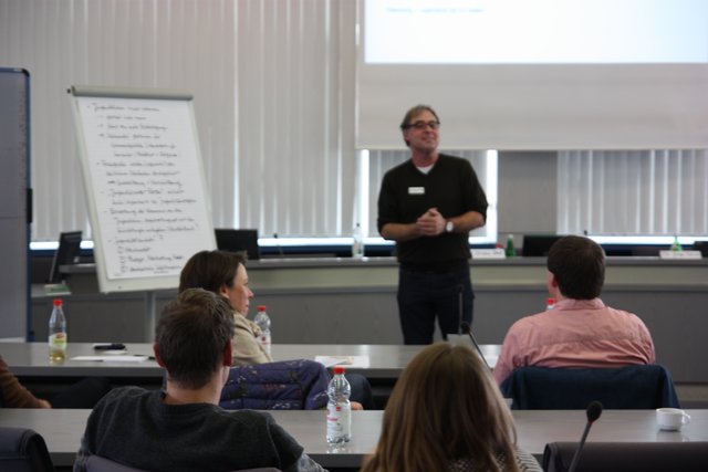 Helmut Platz bei der Zusammenfassung