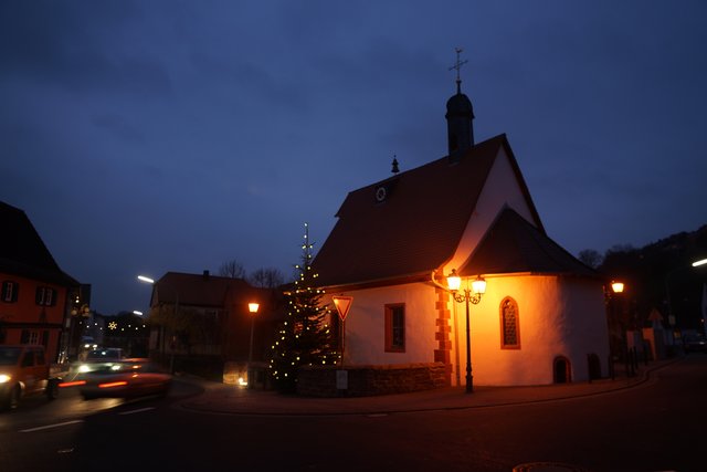 Roman(t)ische St. Valentinus-Kapelle in Eichenbühl am 03.12.2014 zur Rush-hour (17.15 h)