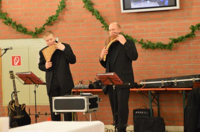 Marcus Hofmann mit seinem Vater an der Panflöte