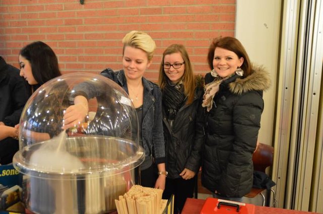 Crepes und Zuckerwatte gehören zu einem richtigen Weihnachtsmarkt