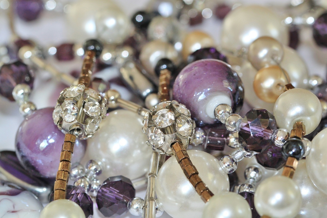 Modeschmuck mit glitzernden Steinen und bunten Perlen
