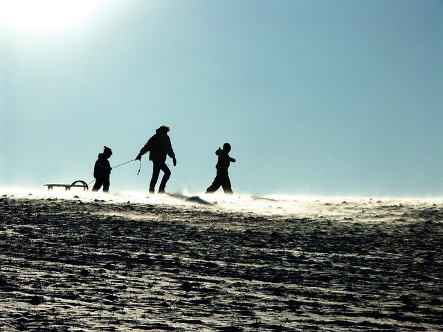 Familien-Trio im Schnee unterwegs zwischen Miltenberg-Wenschdorf und Monbrunn.