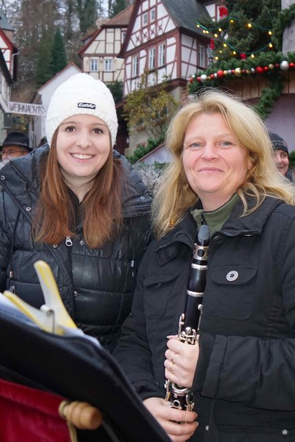 Besondere Attraktionen waren zwischen Schwarzviertel und Engelplatz stimmungsvolle Musik-Darbietungen am historischen Marktplatz und ein ökumenisches Adventskonzert am Sonntagnachmittag in der benachbarten katholischen Stadtpfarrkirche St. Jakobus d. Ä.